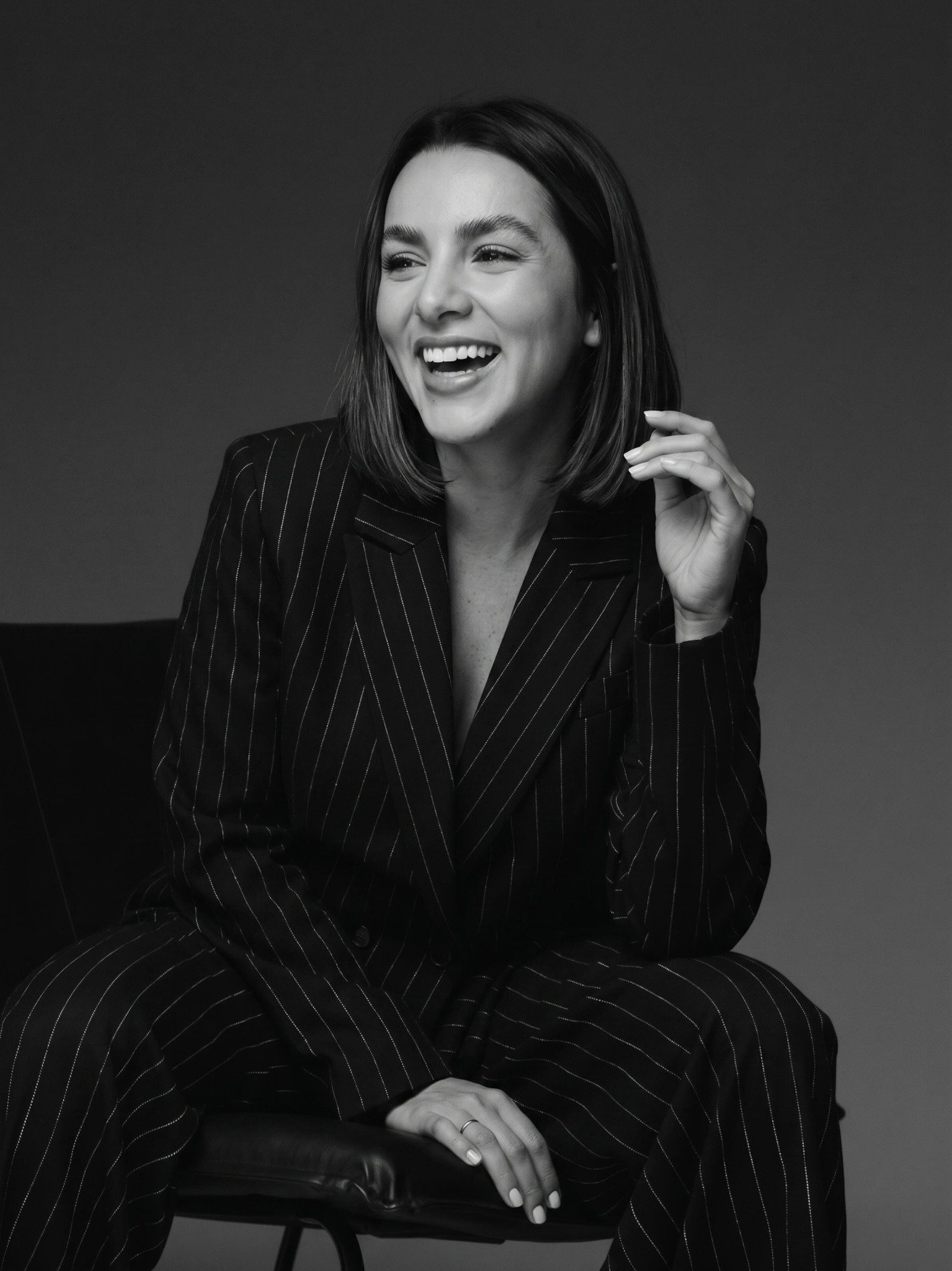 Retrato da profissional em preto e branco, de blazer